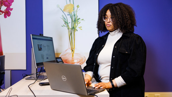 Persoon Achter Laptop (1)